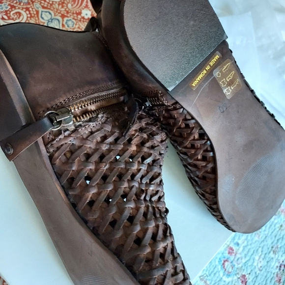 Elegant Brown Woven Women's Shoes - Picture 3 of 4